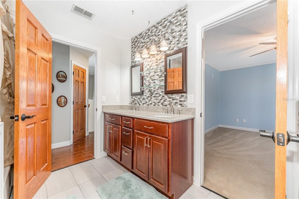 Под контрактом: $545,000 (4 спален, 2 ванн, 2436 Квадратных фут)