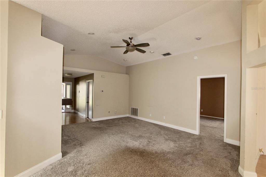 合同活跃: $400,000 (3 贝兹, 2 浴室, 1615 平方英尺)