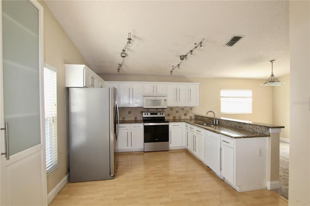 合同活跃: $400,000 (3 贝兹, 2 浴室, 1615 平方英尺)