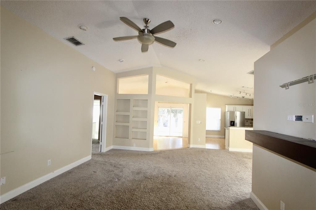 合同活跃: $400,000 (3 贝兹, 2 浴室, 1615 平方英尺)