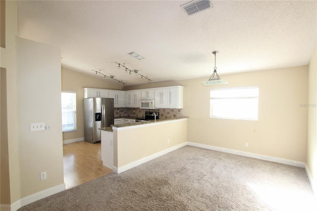 合同活跃: $400,000 (3 贝兹, 2 浴室, 1615 平方英尺)