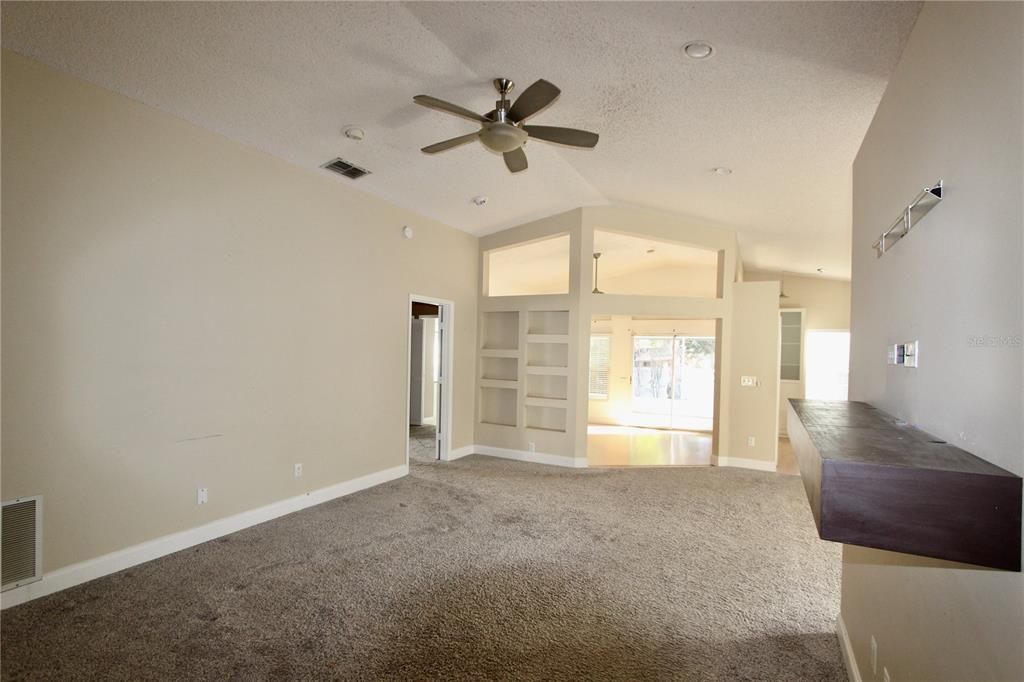 合同活跃: $400,000 (3 贝兹, 2 浴室, 1615 平方英尺)