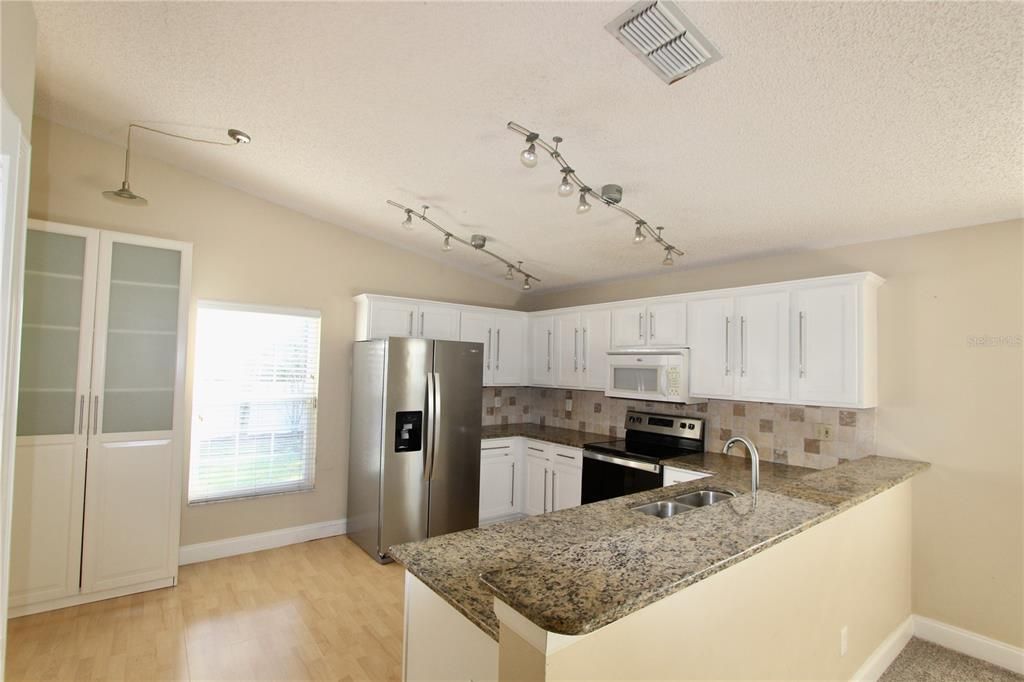 合同活跃: $400,000 (3 贝兹, 2 浴室, 1615 平方英尺)