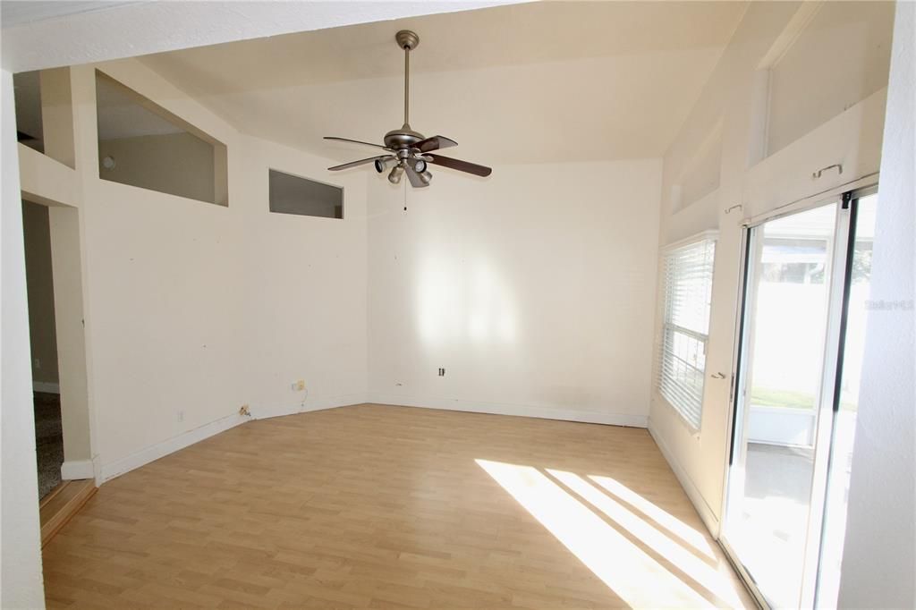 合同活跃: $400,000 (3 贝兹, 2 浴室, 1615 平方英尺)