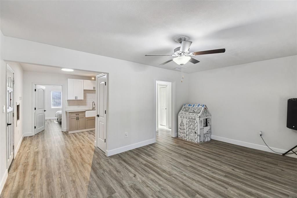 待售: $249,900 (3 贝兹, 1 浴室, 1091 平方英尺)