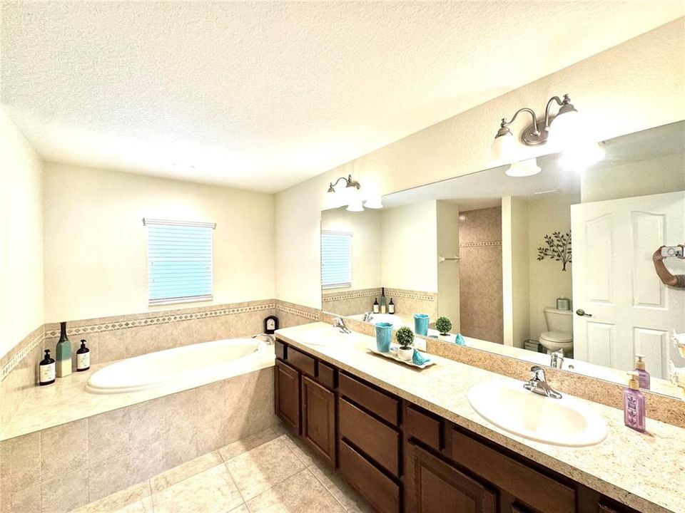 На продажу: $484,500 (4 спален, 3 ванн, 2363 Квадратных фут)