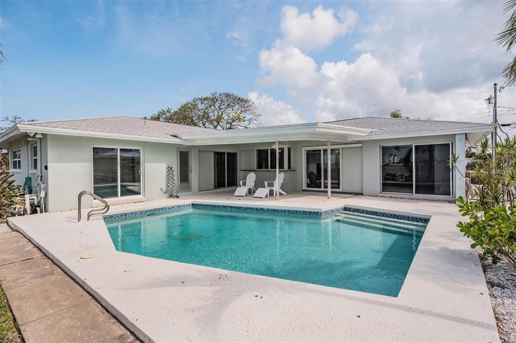 For Sale: $1,200,000 (4 beds, 3 baths, 1883 Square Feet)