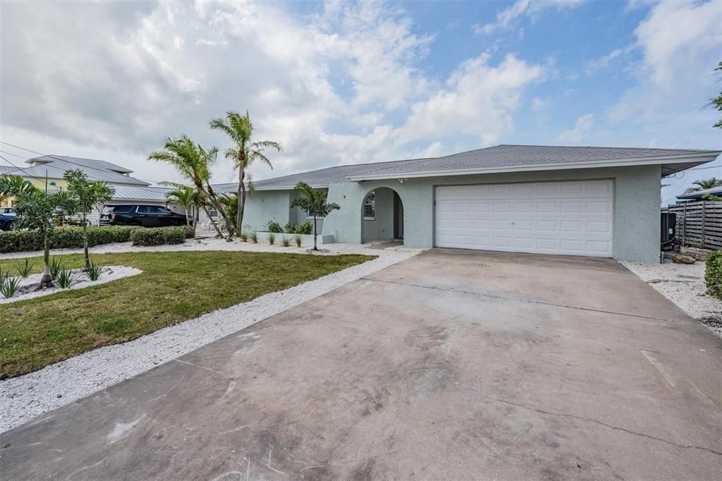 For Sale: $1,200,000 (4 beds, 3 baths, 1883 Square Feet)