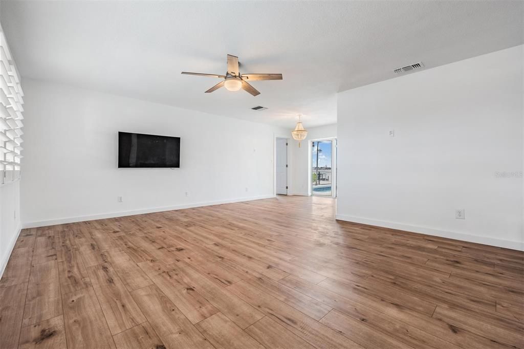 For Sale: $1,200,000 (4 beds, 3 baths, 1883 Square Feet)