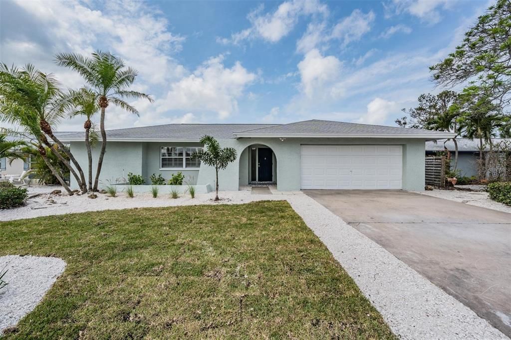 For Sale: $1,200,000 (4 beds, 3 baths, 1883 Square Feet)