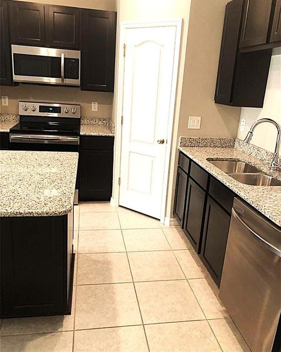 出租: $2,300 (3 贝兹, 2 浴室, 1635 平方英尺)