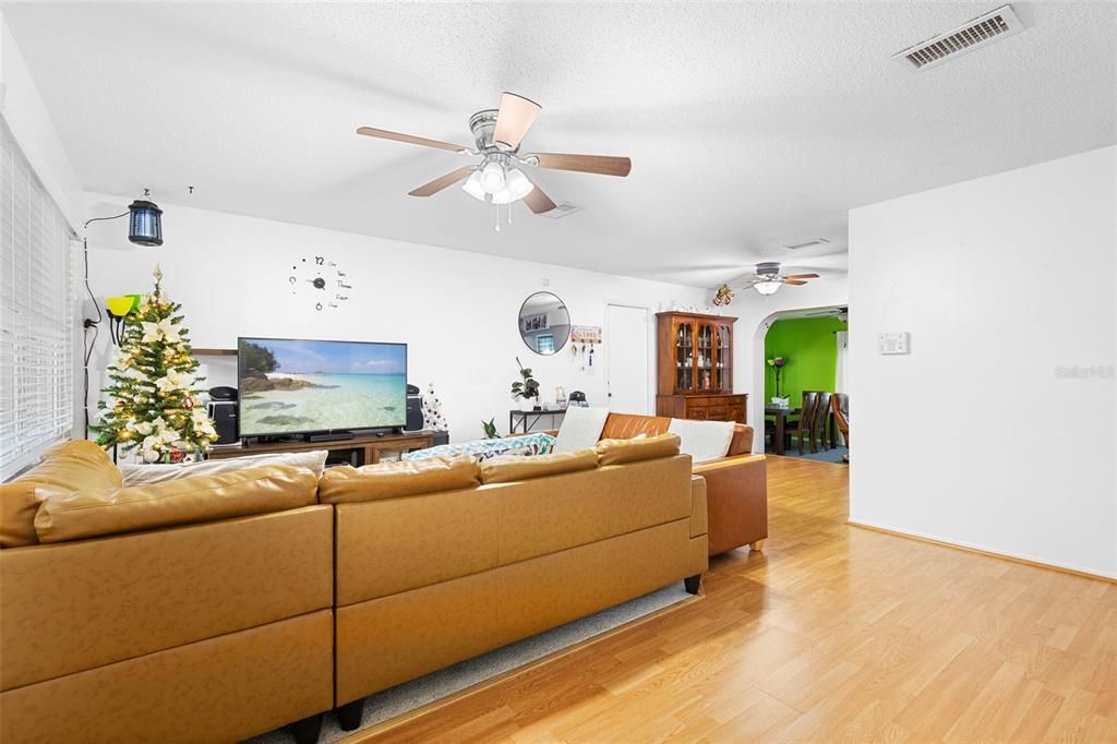 En Venta: $270,000 (3 camas, 2 baños, 1184 Pies cuadrados)