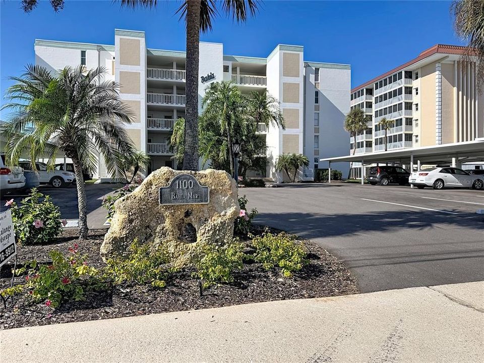 For Sale: $599,900 (2 beds, 2 baths, 1150 Square Feet)