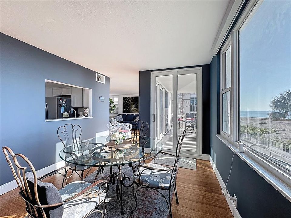 For Sale: $599,900 (2 beds, 2 baths, 1150 Square Feet)