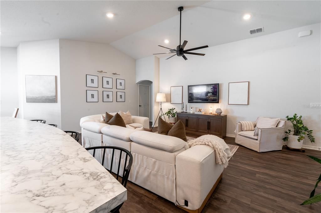 На продажу: $358,000 (4 спален, 2 ванн, 1818 Квадратных фут)