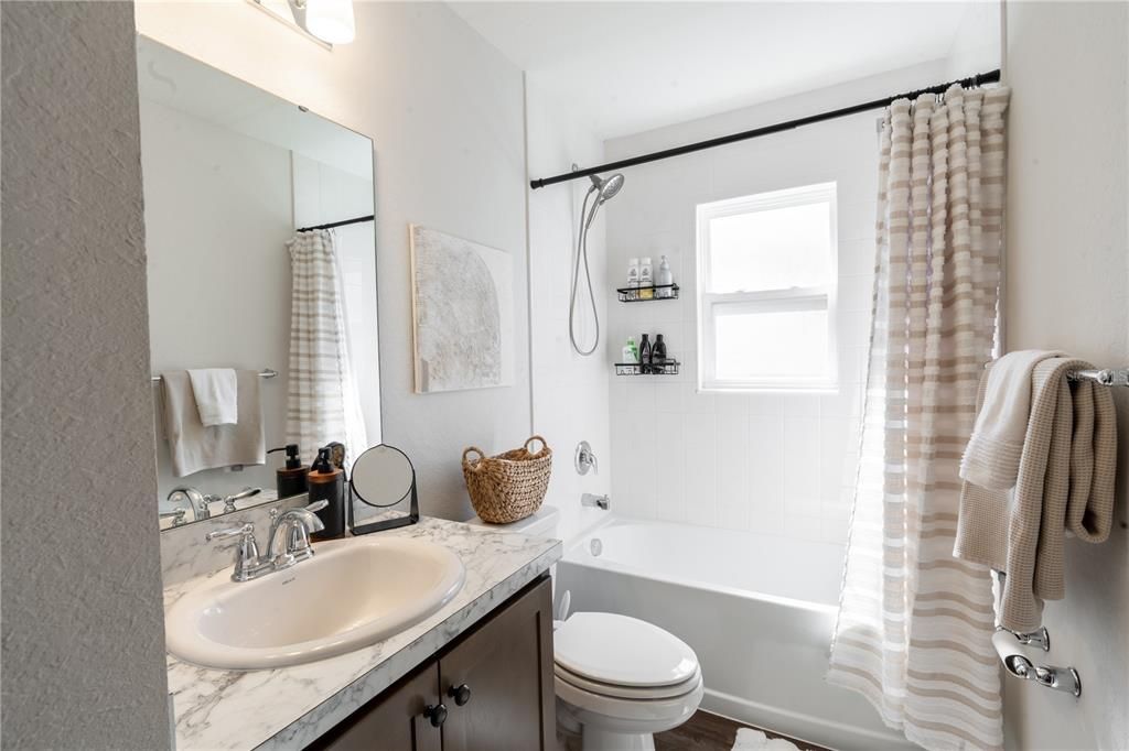 На продажу: $358,000 (4 спален, 2 ванн, 1818 Квадратных фут)