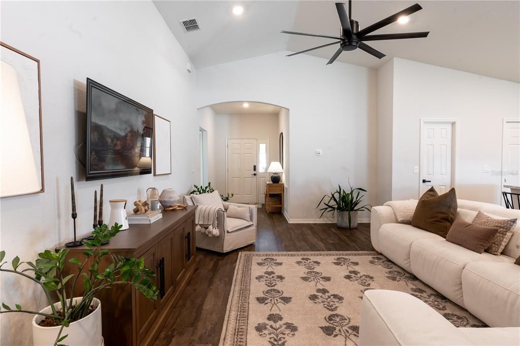 На продажу: $358,000 (4 спален, 2 ванн, 1818 Квадратных фут)