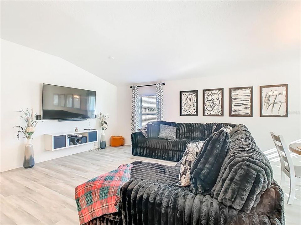 En Venta: $370,000 (4 camas, 2 baños, 1969 Pies cuadrados)