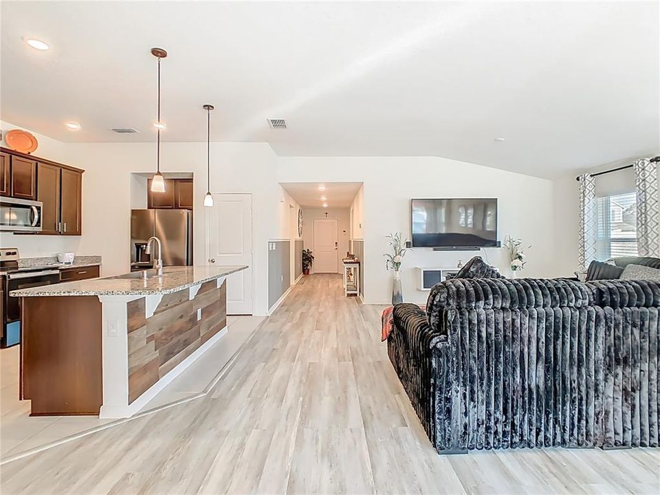 En Venta: $370,000 (4 camas, 2 baños, 1969 Pies cuadrados)