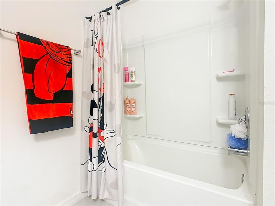 En Venta: $370,000 (4 camas, 2 baños, 1969 Pies cuadrados)