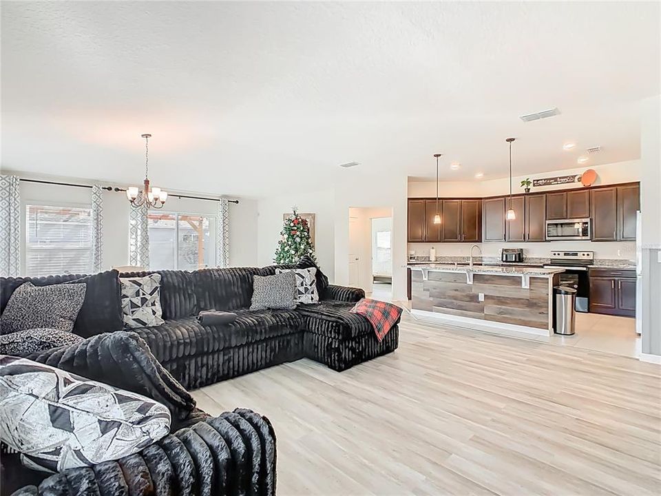 En Venta: $370,000 (4 camas, 2 baños, 1969 Pies cuadrados)