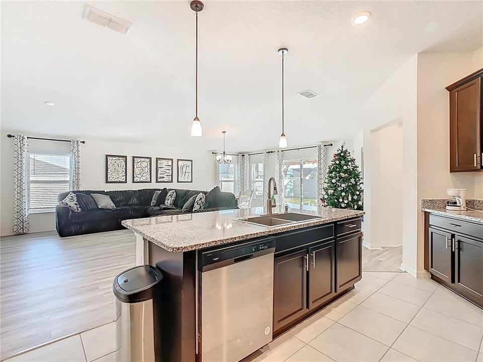 En Venta: $370,000 (4 camas, 2 baños, 1969 Pies cuadrados)