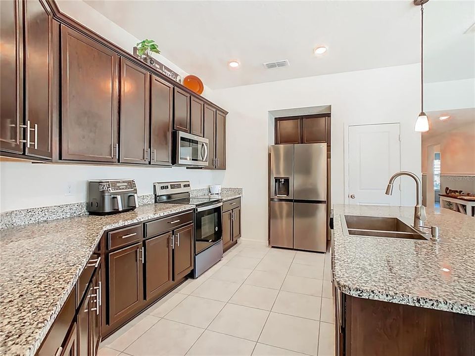 En Venta: $370,000 (4 camas, 2 baños, 1969 Pies cuadrados)