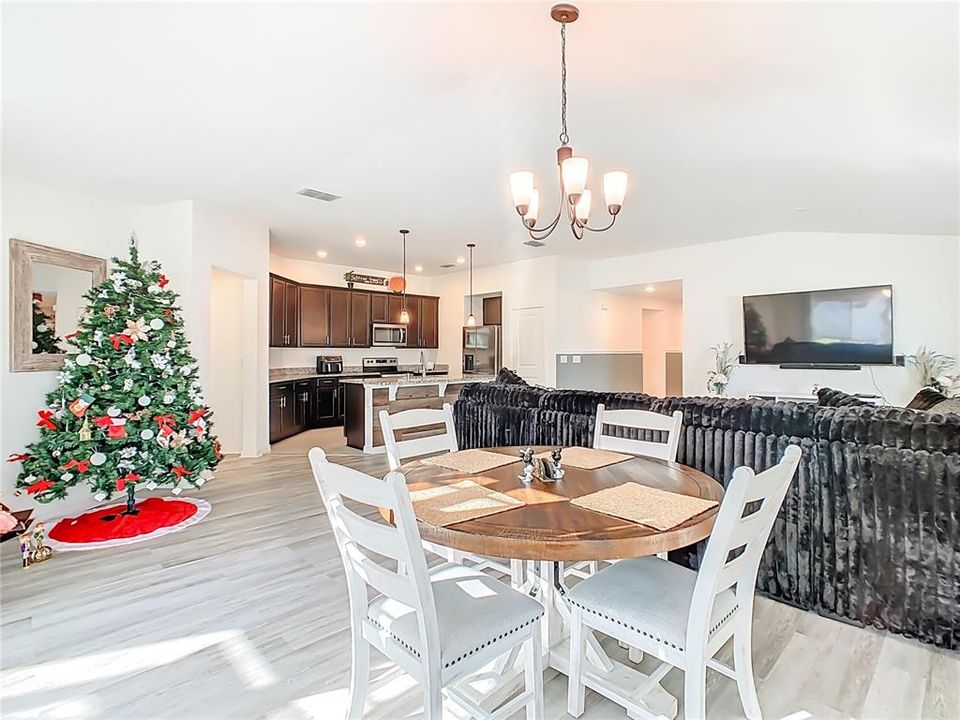 En Venta: $370,000 (4 camas, 2 baños, 1969 Pies cuadrados)