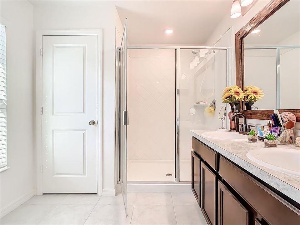 En Venta: $370,000 (4 camas, 2 baños, 1969 Pies cuadrados)