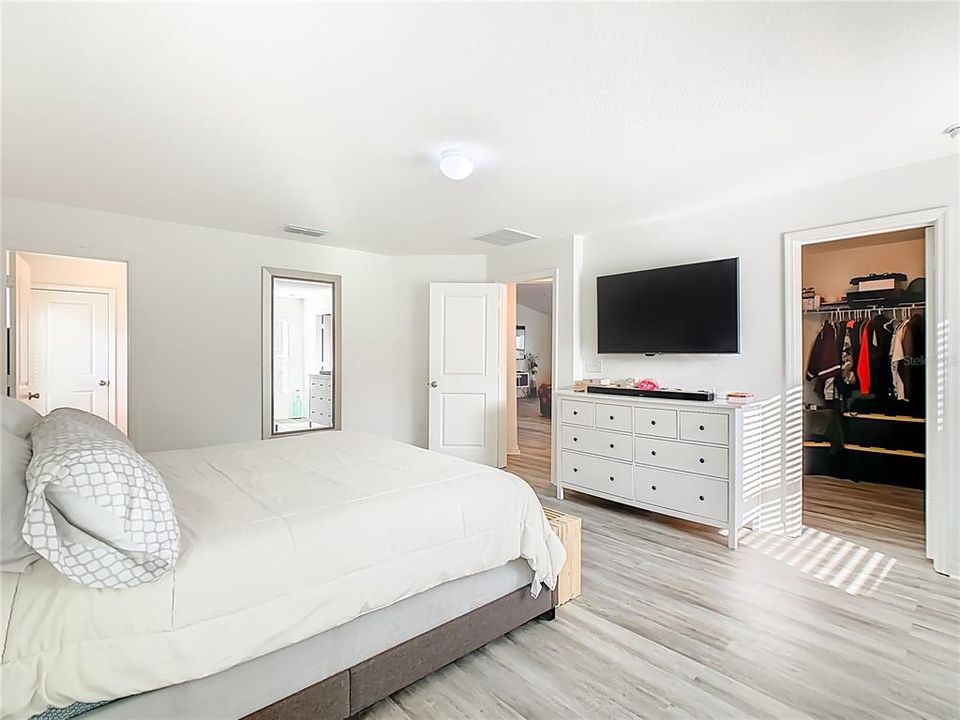 En Venta: $370,000 (4 camas, 2 baños, 1969 Pies cuadrados)