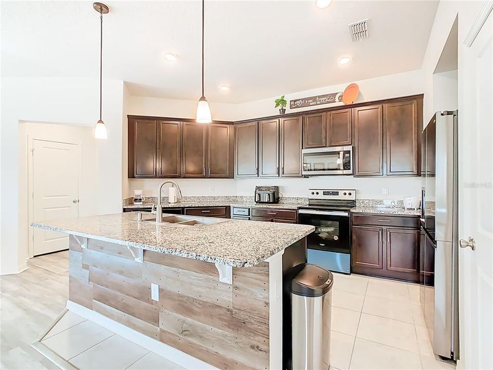 En Venta: $370,000 (4 camas, 2 baños, 1969 Pies cuadrados)