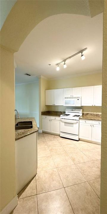 出租: $3,250 (4 贝兹, 2 浴室, 1870 平方英尺)