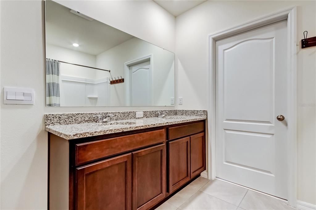 En Venta: $419,000 (5 camas, 3 baños, 2696 Pies cuadrados)