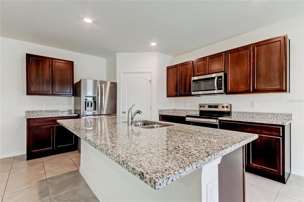 En Venta: $419,000 (5 camas, 3 baños, 2696 Pies cuadrados)