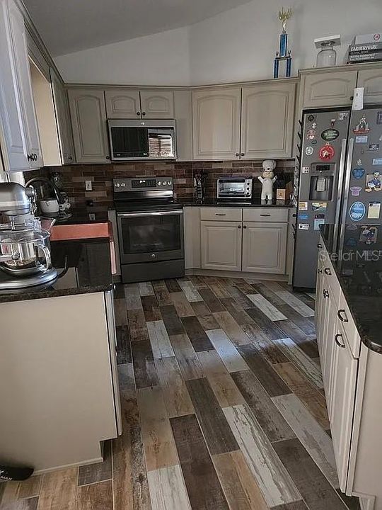 For Sale: $429,900 (3 beds, 2 baths, 1833 Square Feet)