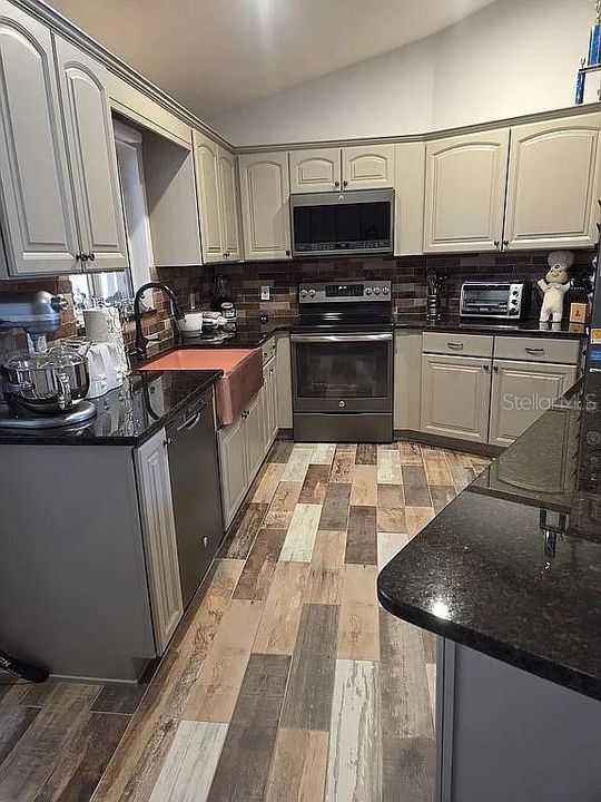 For Sale: $429,900 (3 beds, 2 baths, 1833 Square Feet)