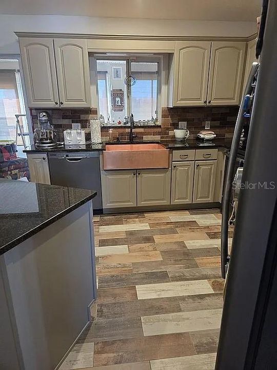 For Sale: $429,900 (3 beds, 2 baths, 1833 Square Feet)