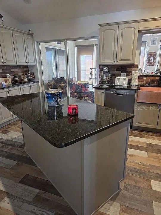 For Sale: $429,900 (3 beds, 2 baths, 1833 Square Feet)