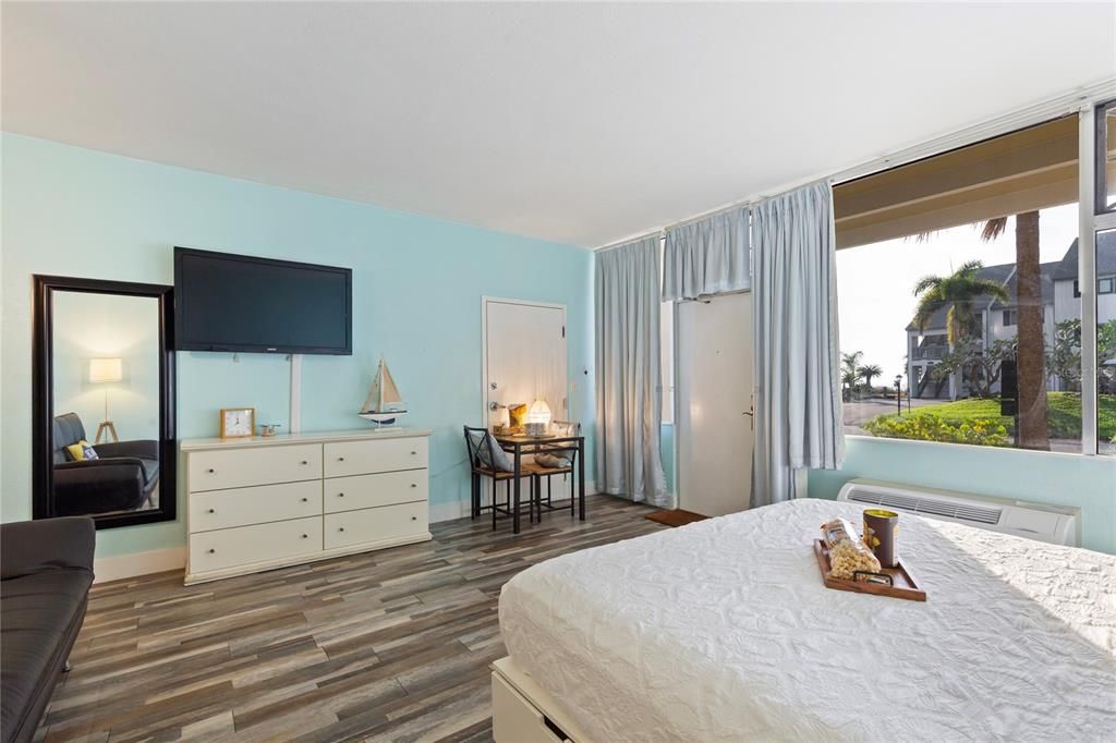 For Sale: $159,000 (1 beds, 1 baths, 445 Square Feet)