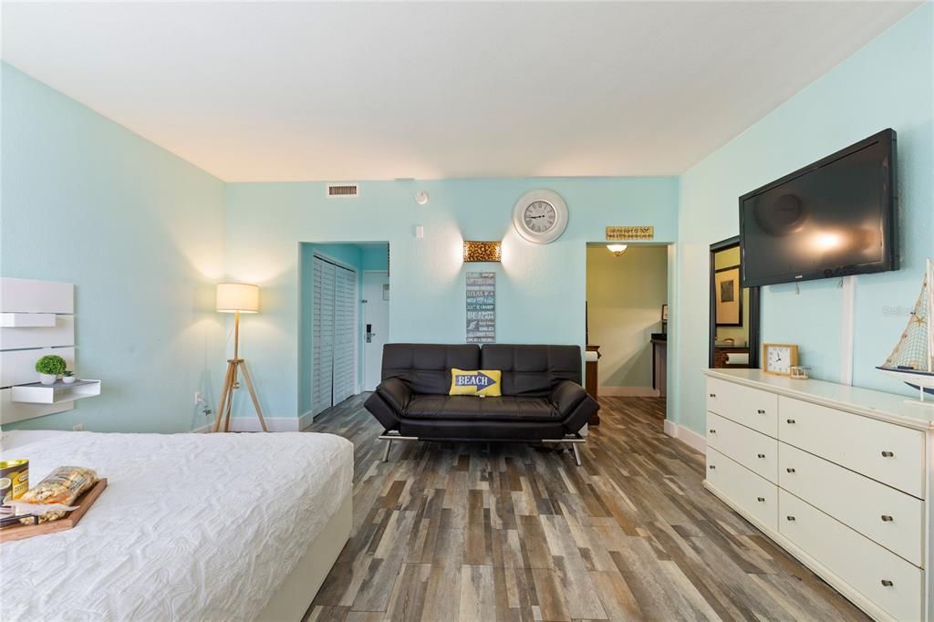 For Sale: $159,000 (1 beds, 1 baths, 445 Square Feet)