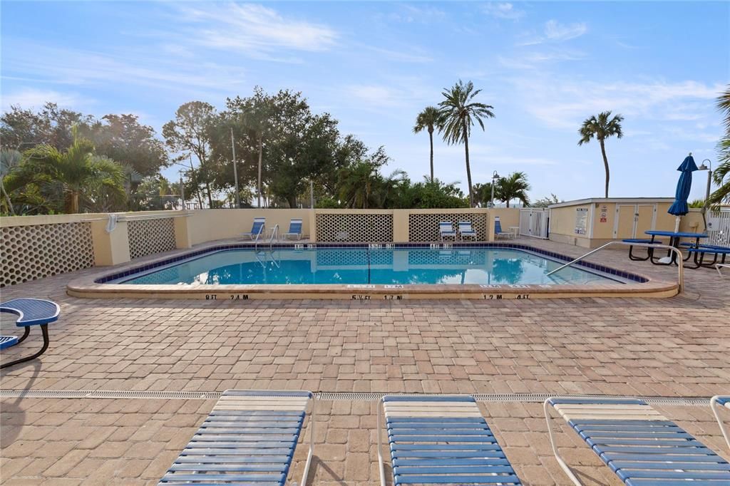 For Sale: $159,000 (1 beds, 1 baths, 445 Square Feet)