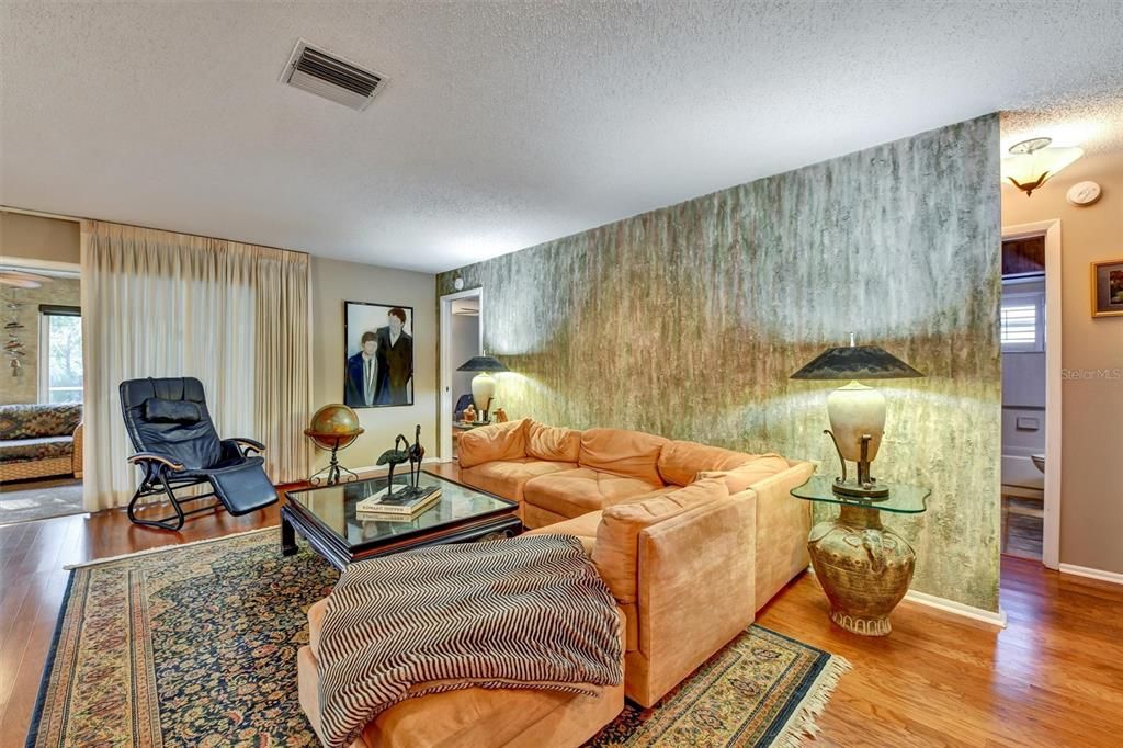 For Sale: $299,000 (2 beds, 2 baths, 1714 Square Feet)