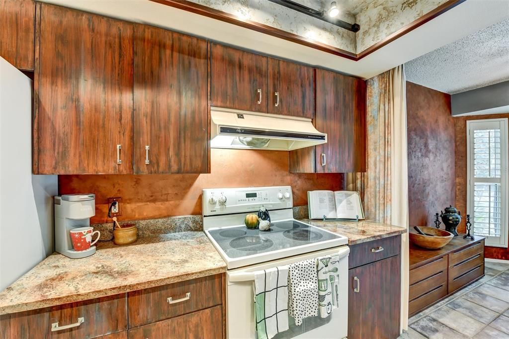 For Sale: $299,000 (2 beds, 2 baths, 1714 Square Feet)