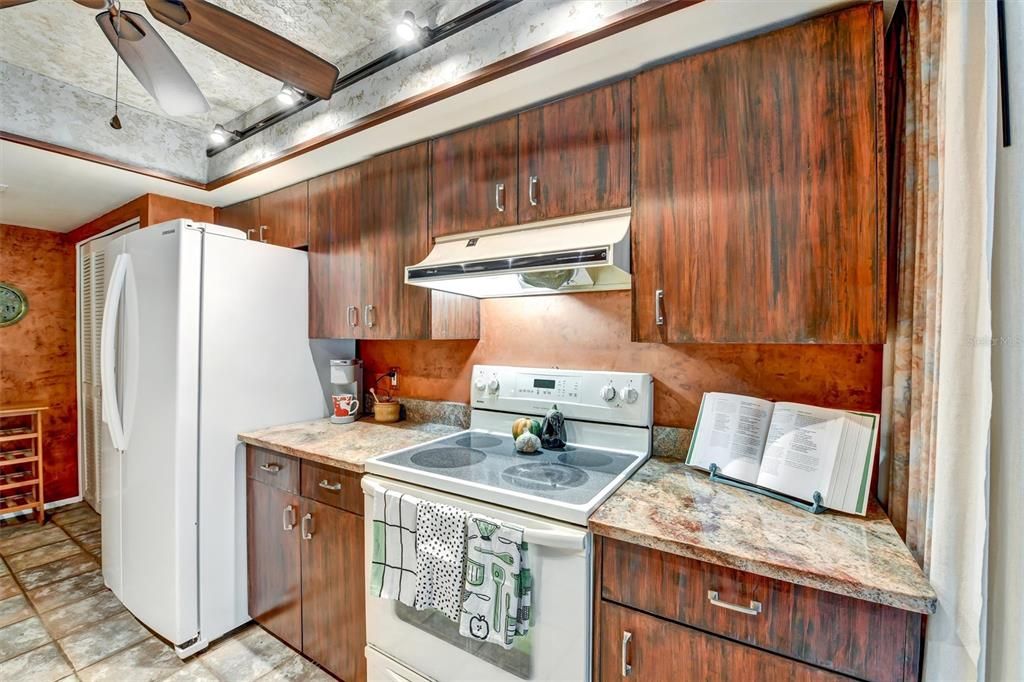 For Sale: $299,000 (2 beds, 2 baths, 1714 Square Feet)