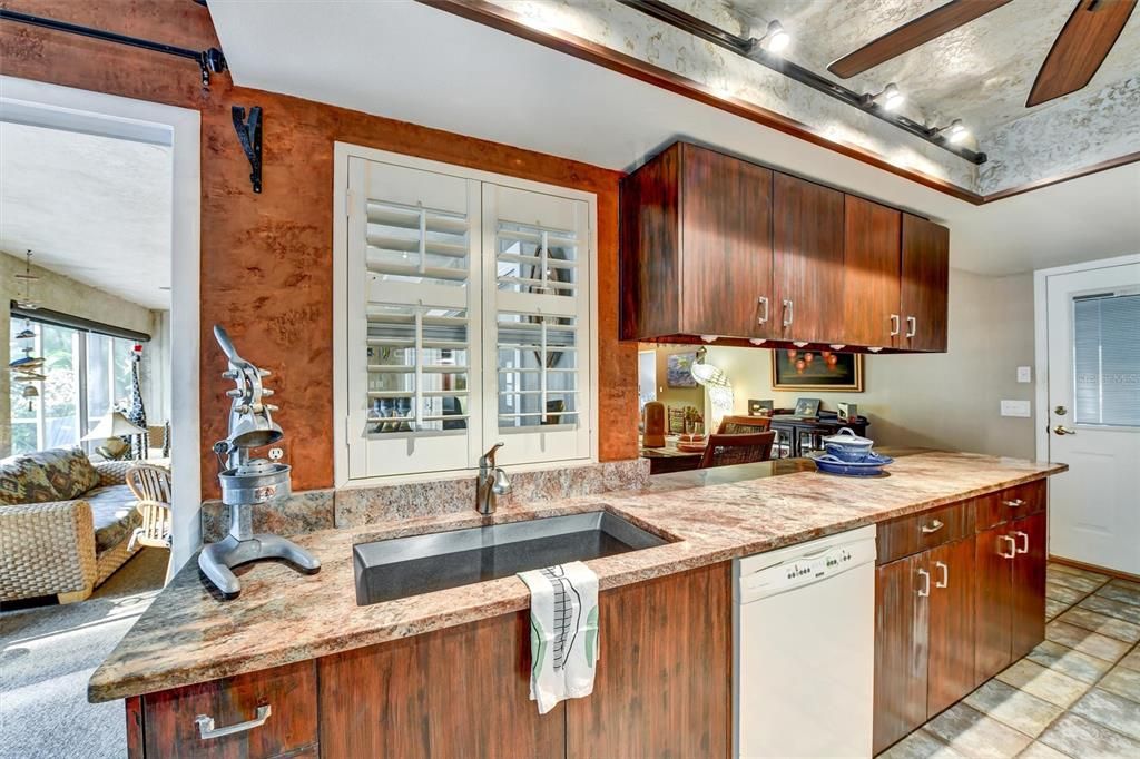 For Sale: $299,000 (2 beds, 2 baths, 1714 Square Feet)