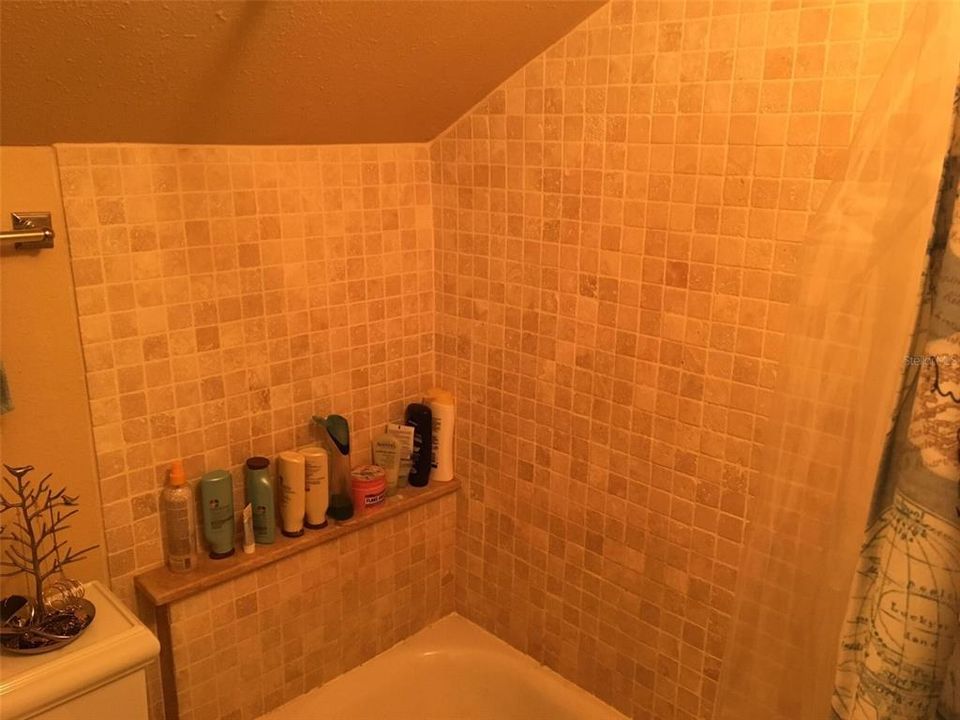 For Rent: $1,300 (1 beds, 1 baths, 800 Square Feet)