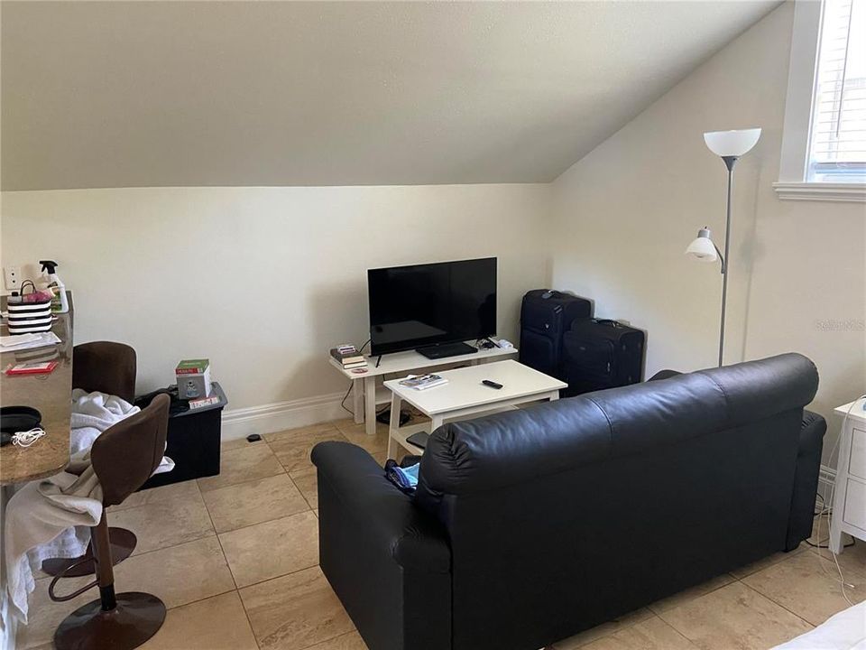 For Rent: $1,300 (1 beds, 1 baths, 800 Square Feet)