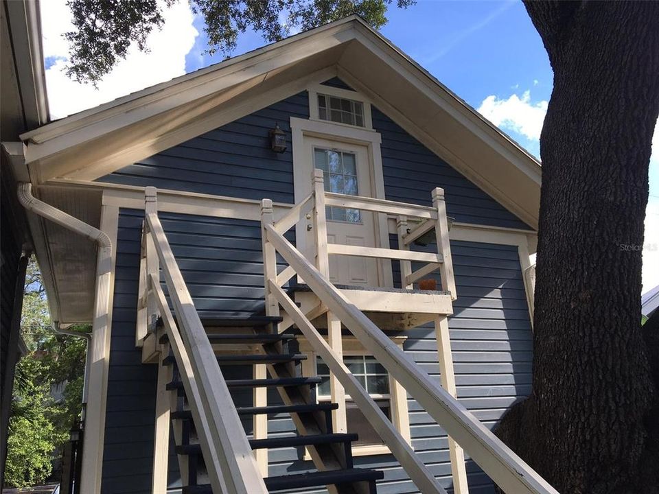 For Rent: $1,300 (1 beds, 1 baths, 800 Square Feet)