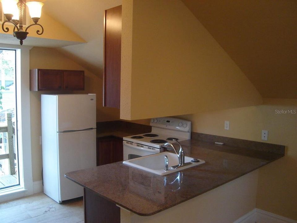 For Rent: $1,300 (1 beds, 1 baths, 800 Square Feet)