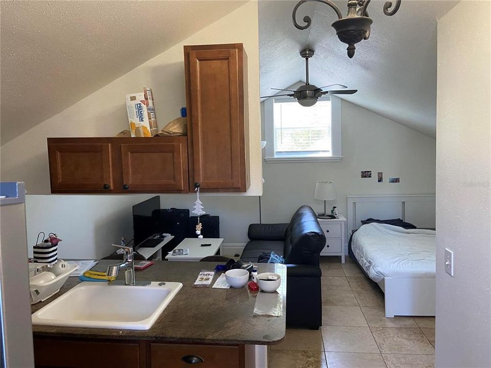 For Rent: $1,300 (1 beds, 1 baths, 800 Square Feet)